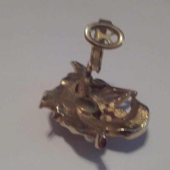 Small Trifari Brooch Golden Leaves with Faux Pearl - Picture 5 of 6